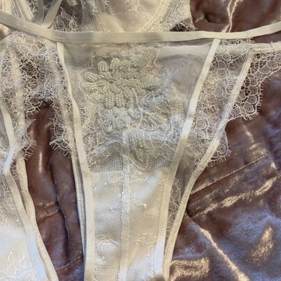 New Victorias Secret 34DDD Embellished Bra & 2 Panties Retail $110 Bride - Picture 9 of 14